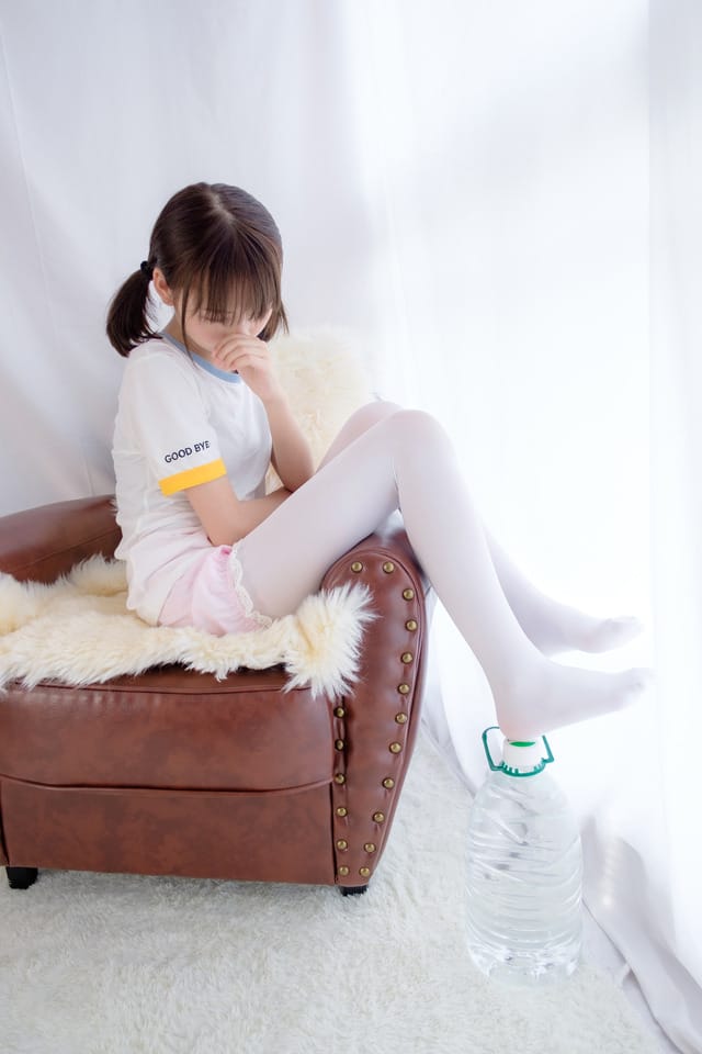 森萝财团 – R15-015 白丝萝莉玩桶装水[77P438M]-1